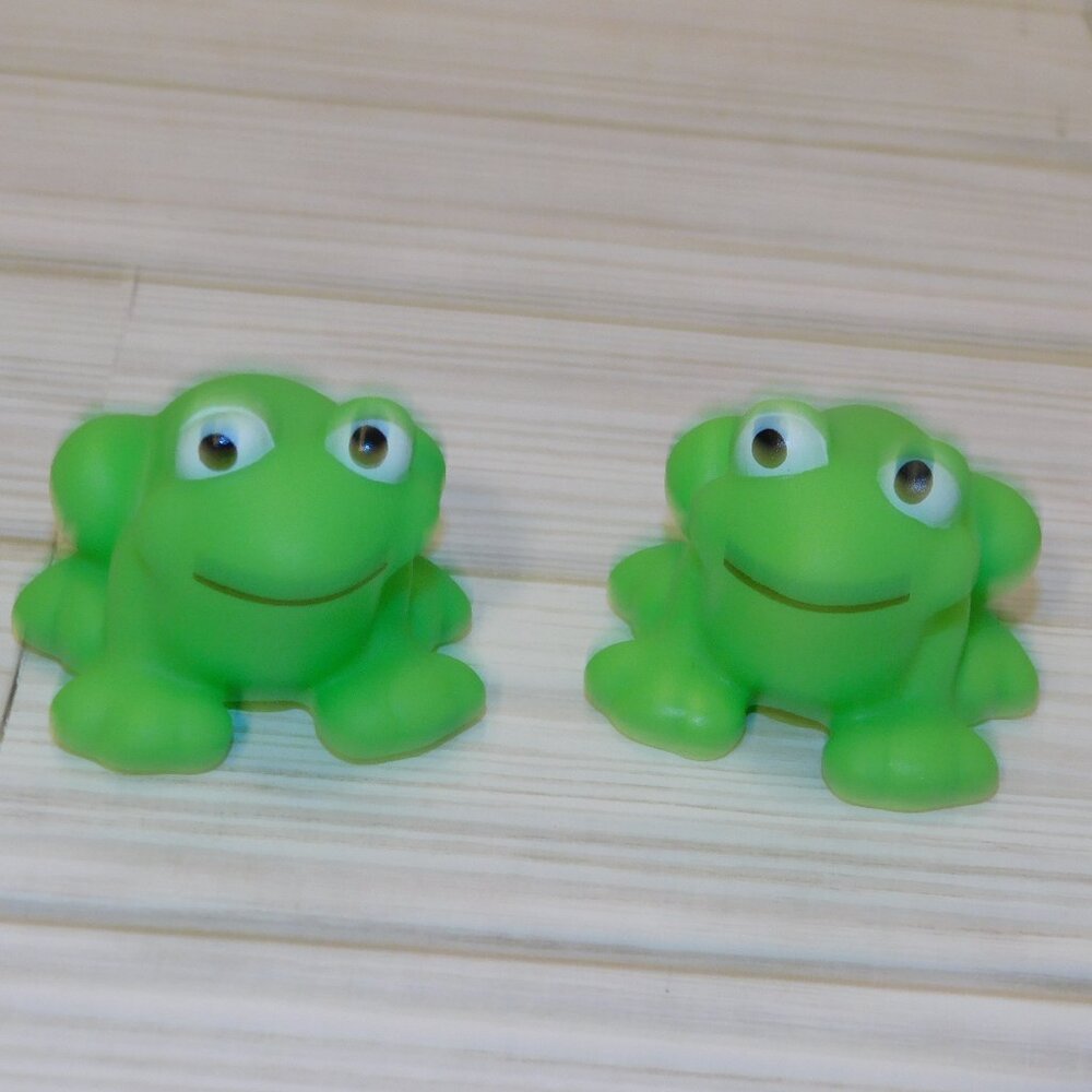 FROGS 2 RUBBER TOYS, CAKE TOPPERS, *y